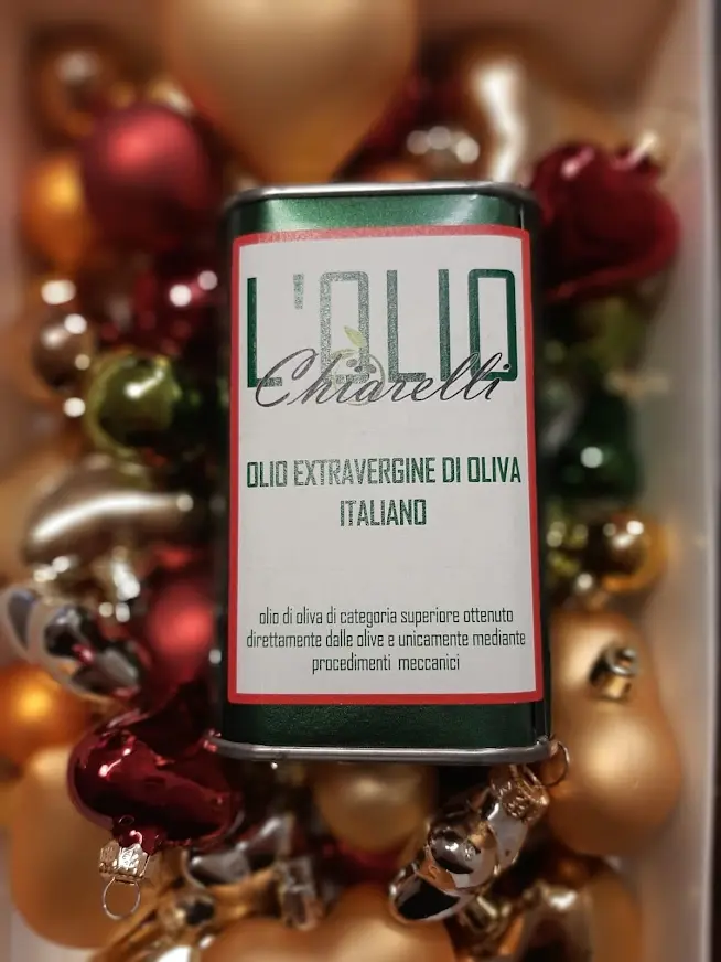 Dettaglio dell'etichetta L'Olio Chiarelli su una stagna